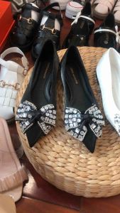 Giày bệt mũi nhọn gắn nơ đá sang trẻ trung