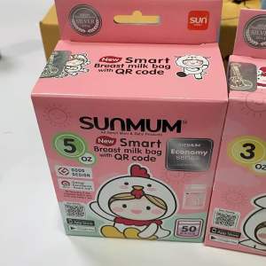 Sunmum ถุงเก็บน้ำนมแม่ ซันมัม 3/5oz ซิปล็อค 3 ชั้น ป้องกันการรั่วซึมเป็นอย่างดีเนื้อถุงหนายิ่งขึ้นรองรับปริมาณน้ำนมที่บรรจุด้วยซีลข้างที่หนาและแข็งแรง ไม่รั่วซึม