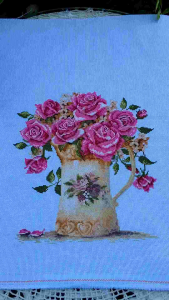 ภาพปักครอสติส แจกันดอกกุหลาบ ปักสำเร็จแล้วพร้อมใส่กรอบ บนผ้ปักครอสติส 14 count. อย่างประณีตสวยงาม ขนาด 22 × 38 cm.