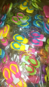 Paket Usaha Cokelat Karakter Bentuk Sendal isi 20 Pasang