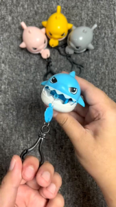Sharky Gantungan Kunci Hiu Gigit Lucu – Aksesori Tas & Kunci Unik