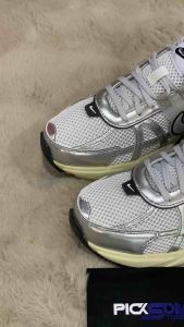 ของแท้ Nike V2K Run Summit White Metallic Silver 100% สำหรับส่งผ่านอินเทอร์เน็ต