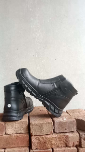 sepatu safety kulit sapi asli ujung besi