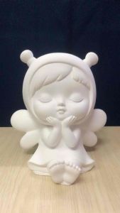 Tượng thạch cao tô màu hình thiên thần.