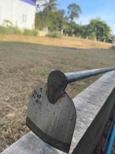 จอบวีโก้ ขุดดิน กลาง ทำจากเหล็กผานไถ แท้ เหนียว ทนงาน ไม่สึกง่าย ด้ามแป๊ป ยาว 120ซม.