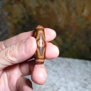 39.8mm Aged Tibetan Xang Xung (Zhang Zhung) Visvavajra 6 Eyes Dzi with red spots (with certificate necklace string) 39.8毫米西藏老矿象雄满朱砂十字金刚六眼天珠(带证书送项链绳)