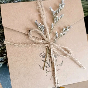 การ์ดพร้อมซองพับ ผูกเชือกพร้อมกิ่งแคสเปีย 18 บาท