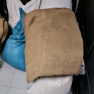 กระสอบป่านมือสอง สภาพใช้ได้ *แต่มีรอยเขียน1จุด* ขนาด 68×100 ซม. บรรจุได้ 60 กก. สำหรับงานตกแต่งร้านค้า หรือ บรรจุของ (คละแบบ ส่งเรียบหรือแบบแถบเขียวกลาง)