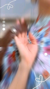 เสื้อลายดอกน่ารัก ทรงเก๋ แพทเทรินทรงดี หลวมๆใส่ง่ายใส่สบาย ดีไซน์ช่วงคอแต่งขอบคอปิด ด้านหลังผูกโบว์เก๋ๆ เนื้อผ้าดีใส่สบายมาก