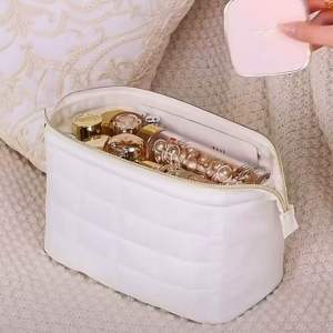 พร้อมส่ง! กระเป๋าเครื่องสำอาง Cloud Bag แบบพกพา กันน้ำ ความจุขนาดใหญ่แต่น้ำหนักเบาเป็นพิเศษ ผ้านิ่มดั่งก้อนเมฆ