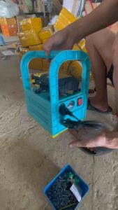 Máy Phun Xịt thuoc Cầm Tay dùng điện 220v hoặc ác quy 12v- Máy đôi 12v kèm đổi nguồn 12v 10a có hộp đựng quai sách tiện dụng máy tưới cây cầm tay sách tay