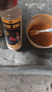 Kemin Ayam Aduan Extra Merah Tahan Pukul Jalu Untuk Kulit Ayam Yang Tebal Dan Sehat 250ml.