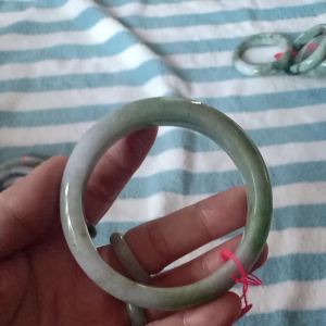 กำไลหยกแท้หินธรรมชาติสีแอปเปิ้ลเขียวผสมขาวไซส์ 58 รหัส 043 BB