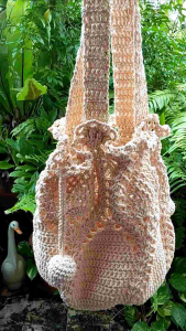 กระเป๋าถักโครเชต์ by DaCraftHouse กระเป๋าแฟชั่นหวานๆ แบบสะพาย ลายสับประรด ถักจากเชือกฟอกนิ่ม ฝ้าย 100% มีสายรูดปิดเปิดปากกระเป๋า ขนาด 28 ×38 cm.