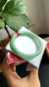 Jadeite bangle/jade bangle 53mm grade A singapore can view and try小价位满绿