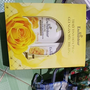 Sữa Tắm Trắng Mịn Da Enchanteur Deluxe Tẩy Tế Bào Chết Dưỡng Da Mịn Màng Charming( kèm quà tặng)