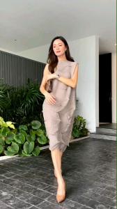 เดรสอัดพลีสแขนสั้น ทรงยาวประมาณเข่า กำลังสวย แพตเทิร์นเกร๋มากกก  😘 รุ่นนี้ใช้ผ้าพลีสลอน หยักมุม ไขว้ในตัวแน่นๆ ทรงไม่แตก  เนื้อผ้าเกรดดีงาม  High Quality 💫💫💫💫  แบบเดียวกับงานแบรนด์ ใส่แล้วดูดี หรู ไฮโซ สุดๆ   ** งาน Pattern เป๊ะ สีสวยลงตัว  การันตีคุ