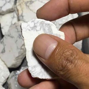 Bongkahan batu pirus putih / batu akik pirus / lempengan bahan batu pirus