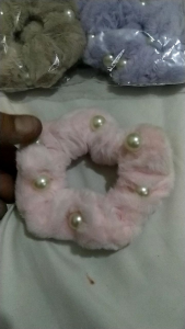 Isi 6 Pcs Ikat Rambut Import Mutiara Beludru Warna Pastel Kualitas Premium Scrunchies dengan Desain Elegan dan Warna Variasi