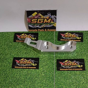 BREKET DEPAN KALIPER BRCMBO/ NIZZIN/ KTC/ 8.1 MONOBLOK 4PISTON DISC STANDAR 220MM CNC PNP YAMAHA VIXION NEW/ VIXION OLD/ NUOVO/ RX KING NEW/ BYSON/ SCORPIO/ JUPITER Z BURUNG HANTU/ F1ZR/ VEGA ZR OLD/ MX KING