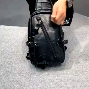 Tas Selempang Pria Distro Waterproof Bahan Kulit Berkualitas Model Terbaru Warna Hitam 2023