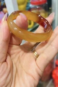 Vòng tay đá mã não vân đẹp bản hẹ nước 5A lấp lánh trong veo may mắn