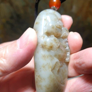 Premium Nephrite whitish caramel brownish Laughing Buddha Jade handheld/large pendant (with certificate) 和田玉且末糖白笑佛弥勒佛手把/大吊坠(带证书)