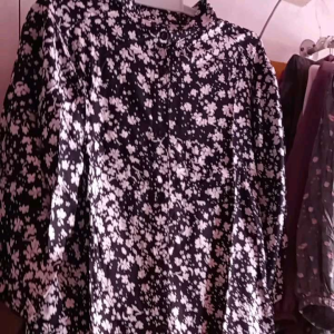 Setelan Wanita Rossa: Set Motivasi & Desain