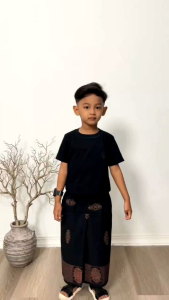 Sarung Instan Anak Laki Laki Karet Pinggang Model Rok Usia 2 - 11 Tahun Motif Sarwon Hitam Adem Nyaman