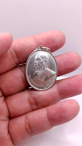 K294 เหรียญรุ่นแรกศิษย์ทอ.ถวายสร้าง หลวงปู่ฝั้น พระอาจารย์ฝั้น อาจาโร วัดป่าถ้ำขาม ปี 2507 เนื้อเงิน ขนาด 2.0x3.5 ซม.