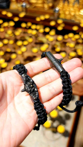 👉【拉胡手绳:转运辟邪的神奇护符】👈 正面,拉胡天神霸气食月(日)之景震撼呈现🌙🌞,背面则满刻经文祝福📜,蕴含着爆棚的正能量💥,而且手围大小完全不受限,贴心的可调节编织绳设计,任你随心佩戴👍 流年不利遇小人?# 它就是绝佳圣物之选!👍 ✔ 一旦佩戴拉胡天神手绳,小人立马被克制👹,是非远远避开🚫,衰运速速消散💨,流年阻滞也能轻松破除🚧,为供奉者强力增添后天运势🌟,让你做任何事都如鱼得水🐟,还能为你挡险辟邪🛡️,抵御邪术鬼灵侵扰👻。 ✔ 拉胡天神对小人深恶痛绝😡,