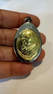 K480 K481 เหรียญเหนือดวง หลวงปู่ศิลา หลวงปู่มหาศิลา สิริจันโท วัดโพธิ์ศรีสะอาด อ.เมือง จ.กาฬสินธุ์ ปี 2562 กรอบ สแตนเลส แท้ ขนาด 4x3 cm.