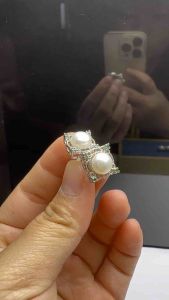 Bông tai ngọc trai đính 4 viên lục bảo.