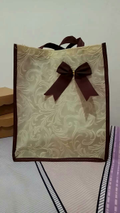 Tas hajatan EMBOSS Isi 12 pcs dengan ukuran 22 cm x 22 cm tinggi 28 cm /tas kado