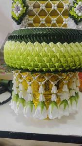 พานธูปเทียนแพ ระบุสีได้ ใช้ได้กับทุกงานพิธี สีและพาน ทักแชท แจ้งได้จ้า ทั้งสีและดอกไม้ประดับ เป็นดอกกุหลาบ หรือดอกข่าหรือดอกกะดิ่งจ้า