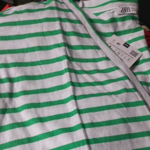 ZARA Basic V-Neck Loose Short Sleeves Shirt | Runs Big