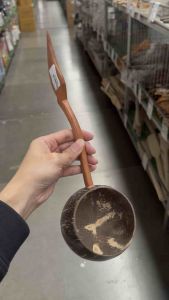 APPN.(มีคลิปรีวิวสินค้าจริง) กระบวย กระบวยไม้ กระบวยกะลามะพร้าว กระบวยตักน้ำ กระบวยตกแต่งร้าน กระบวยทำพิธี กระบวยประกอบฉาก ขนาด 3.5“ ไซส์L ด้ามจับลายใบไม้ สวยงาม ตกแต่งบ้าน ร้านอาหาร ภัตตาคาร บาร์ โรงแรม (1506451240)