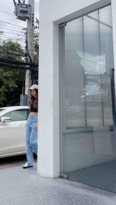 กางเกงยีนส์เอวสูง ขากระบอก ปลาย ขาตัด ขาดข้าง เครื่องดื่ม กระดูก คู่มือกระดูก