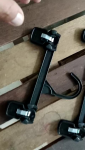 gantungan celana jepit biggy hitam