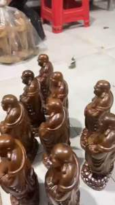 tượng Phật Di Lặc Cầm Quạt đặt ô tô phòng trà mang may mắntài lộc thành công gỗ bách có 2 kích thước