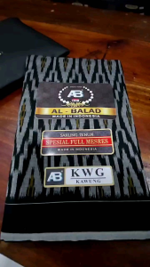 SARUNG AL BALAD/ ALBALAD/ AL- BALAD/ SARUNG MOTIF KAWUNG/KWG FULL MESRES JAHIT TENGAH BER BERTANDA TANGAN
