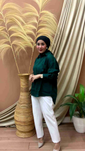 KEMEJA WANITA KATUN TWILL POLOS TALITA TERBARU\\n\\n Mengenal Kemeja Wanita Katun Twill Polos Talita\\n\\nKemeja wanita katun twill polos Talita terbaru adalah pilihan tepat bagi Anda yang mencari kemeja yang nyaman, tahan lama, dan elegan. Dalam artikel ini, kita akan membahas keunggulan kemeja katun twill, perbedaannya dengan kemeja biasa, serta kualitas bahan dan durabilitas.\\n\\n Keunggulan Kemeja Katun Twill\\n\\nKemeja katun twill memiliki beberapa keunggulan dibandingkan dengan kemeja biasa. Bahan katun twill memiliki tekstur yang halus dan lembut, serta sifat yang tahan lama. Selain itu, kemeja katun twill juga mudah dicuci dan tidak mudah kusut, sehingga sangat cocok untuk digunakan sehari-hari.\\n\\n Perbedaan dengan Kemeja Biasa\\n\\nPerbedaan utama antara kemeja katun twill dan kemeja biasa terletak pada tekstur dan kualitas bahan. Kemeja katun twill memiliki tekstur yang lebih halus dan lembut dibandingkan dengan kemeja biasa. Selain itu, kemeja katun twill juga lebih tahan lama dan tidak mudah kusut.\\n\\n Kualitas Bahan & Durabilitas\\n\\nKemeja wanita katun twill polos Talita terbuat dari bahan katun twill berkualitas tinggi yang tahan lama dan nyaman digunakan. Bahan ini memiliki sifat yang tidak mudah kusut, sehingga sangat cocok untuk digunakan sehari-hari. Selain itu, kemeja katun twill juga mudah dicuci dan tidak mudah luntur.\\n\\n Pilihan Kemeja Wanita untuk Berbagai Acara\\n\\nKemeja wanita katun twill polos Talita terbaru dapat digunakan untuk berbagai acara, mulai dari pekerjaan hingga acara formal. Dalam bagian ini, kita akan membahas beberapa pilihan kemeja wanita katun twill polos Talita terbaru untuk berbagai acara.\\n\\n Kemeja Katun Twill Terbaru untuk Pekerjaan\\n\\nKemeja katun twill terbaru untuk pekerjaan adalah pilihan tepat bagi Anda yang mencari kemeja yang nyaman, tahan lama, dan elegan. Kemeja ini cocok digunakan untuk berbagai jenis pekerjaan, mulai dari kantor hingga industri kreatif.\\n\\n Kemeja Polos untuk Acara Formal\\n\\nKemeja polos untuk acara formal adalah pilihan tepat bagi Anda yang mencari kemeja yang elegan dan profesional. Kemeja ini cocok digunakan untuk berbagai acara formal, seperti pertemuan bisnis, konferensi, atau acara sosial.\\n\\n Kemeja Wanita Katun Twill Polos untuk Keseharian\\n\\nKemeja wanita katun twill polos Talita terbaru juga cocok digunakan untuk keseharian Anda. Kemeja ini memiliki tekstur yang halus dan lembut, serta sifat yang tahan lama, sehingga sangat cocok untuk digunakan sehari-hari.\\n\\n Cara Memilih dan Merawat Kemeja Wanita Katun Twill Polos Talita\\n\\nDalam bagian ini, kita akan membahas beberapa tips memilih ukuran yang tepat, cara merawat kemeja katun twill, serta tips membuat kemeja tetap tampak menarik.\\n\\n Tips Memilih Ukuran yang Tepat\\n\\nMemilih ukuran kemeja yang tepat sangat penting untuk mendapatkan kenyamanan maksimal saat mengenakannya. Pastikan untuk memilih ukuran kemeja yang sesuai dengan tubuh Anda, serta memperhatikan panjang lengan dan lebar bahu.\\n\\n Cara Merawat Kemeja Katun Twill\\n\\nKemeja katun twill dapat dicuci dengan mesin cuci atau secara manual. Jika Anda mencuci kemeja ini dengan mesin cuci, pastikan untuk menggunakan deterjen yang sesuai dan tidak terlalu keras. Jika Anda mencuci kemeja ini secara manual, gunakan air dingin dan deterjen yang sesuai.\\n\\n Tips Membuat Kemeja Tetap Tampak Menarik\\n\\nUntuk membuat kemeja tetap tampak menarik, pastikan untuk mengeringkannya di tempat teduh dan tidak langsung terkena sinar matahari. Selain itu, hindari penggunaan setrika dengan suhu yang terlalu tinggi, karena dapat merusak tekstur kemeja.\\n\\nDengan memperhatikan tips-tips di atas, Anda dapat memaksimalkan kenyamanan dan estetika kemeja wanita katun twill polos Talita terbaru Anda.\n}