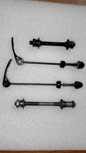 Bộ 4 món (2 trục rỗng + 2 cần nhả nhanh) tiện dụng cho xe đạp leo núi