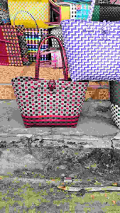 กระเป๋าสานพลาสติก รุ่นสายเปียเล็ก ร้านคละสีให้