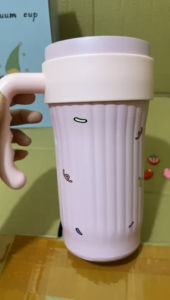 GELAS TUMBLER HANDLE STAINLESS DENGAN PENUTUP DAN SEDOTAN KARAKTER LABUBU 900ML