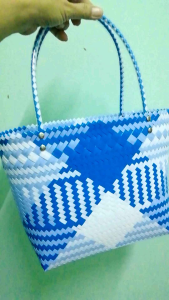 กระเป๋าแฮนด์เมค กระเป๋าสานพลาสติก สานจากเส้นพลาสติกตราลูกโจ้ ทนทาน ทำความสะอาดง่าย วัดปากกระเป๋า ขนาด32×12สูง24เซนติเมตร
