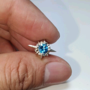 HT015- MỘT CHIẾC HOA TAI NAM ĐÍNH ĐÁ TOPAZ( THIÊN NHIÊN)