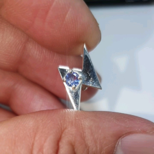 HT3-MỘT CHIẾC HOA TAI ĐÁ TANZANITE XANH TÍM (THIÊN NHIÊN ) CHẤT LIỆU BẠC HÌNH SẤM SÉT