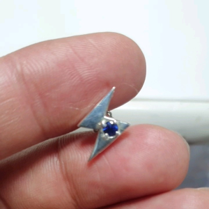 HT1-HOA TAI NAM ĐÁ SAPHIA XANH ( THIÊN NHIÊN ) CHẤT LIỆU BẠC HÌNH SẤM SÉT