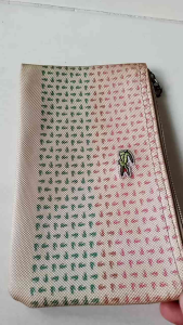 Dompet wanita preloved branded kondisi masih bagus sudut aman furing bersih resleting berfungsi tetapi kepala zipper nya sdh tdk ada size 20x12 utk detail nya mohon chat dahulu